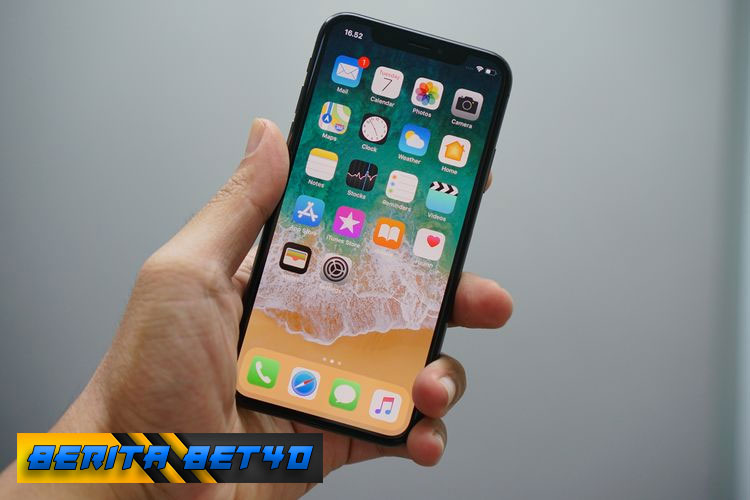 memperbarui sistem operasi dan menyimpan dokumen penting di iPhone.